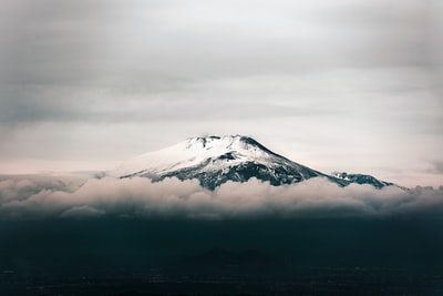 灰蒙蒙的天空下，黑山被白雪覆盖